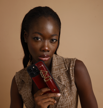 Görseli Galeri görüntüleyiciye yükleyin, UMBI GLAM. Kişiselleştirilebilir Deri iPhone Kılıfı - Burgundy/Gold
